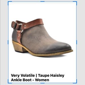 NWT.. Brand New! still in box!! Size 6